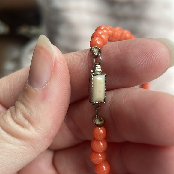 VINTAGE SPECKLED FAUX CORAL GLASS GRADUATED NECKLACE - Picture 4 of 13